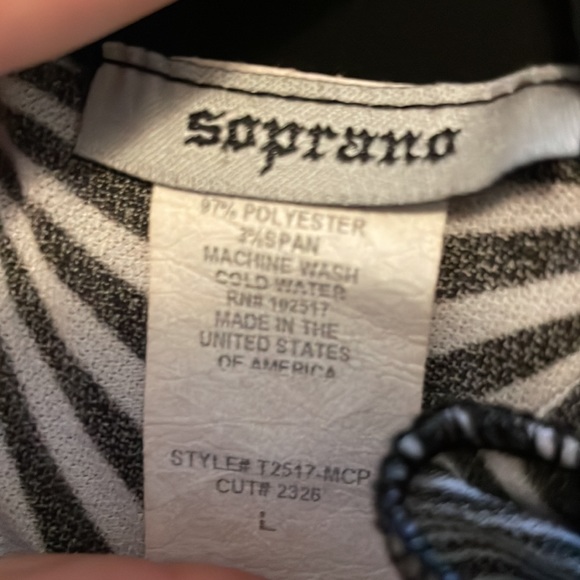 M/L 90s optical illusion geometric top with adjustable peekaboo sleeves - Picture 3 of 3